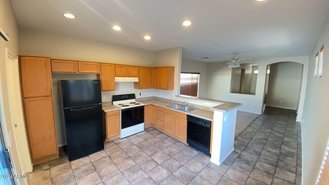 Building Photo - 5158 W Poinsettia Dr