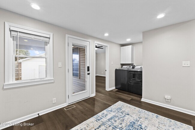 Building Photo - 1112 E Burnett Ave