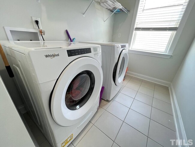 Building Photo - End Unit Luxary Townhome for Rent Apex