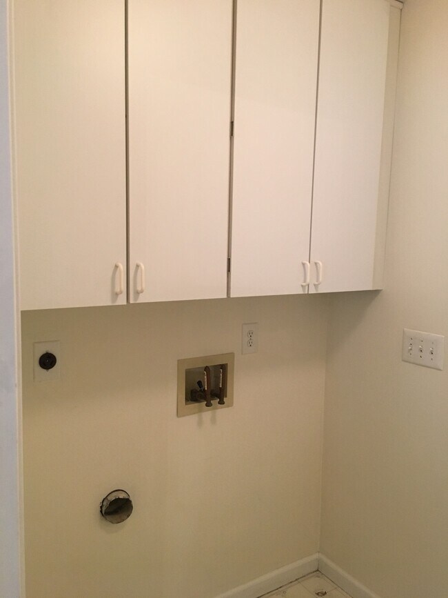 Building Photo - MFI Single Family, Heather Road