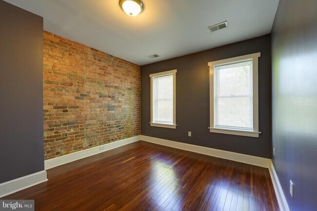 Building Photo - 1123 7th St NE