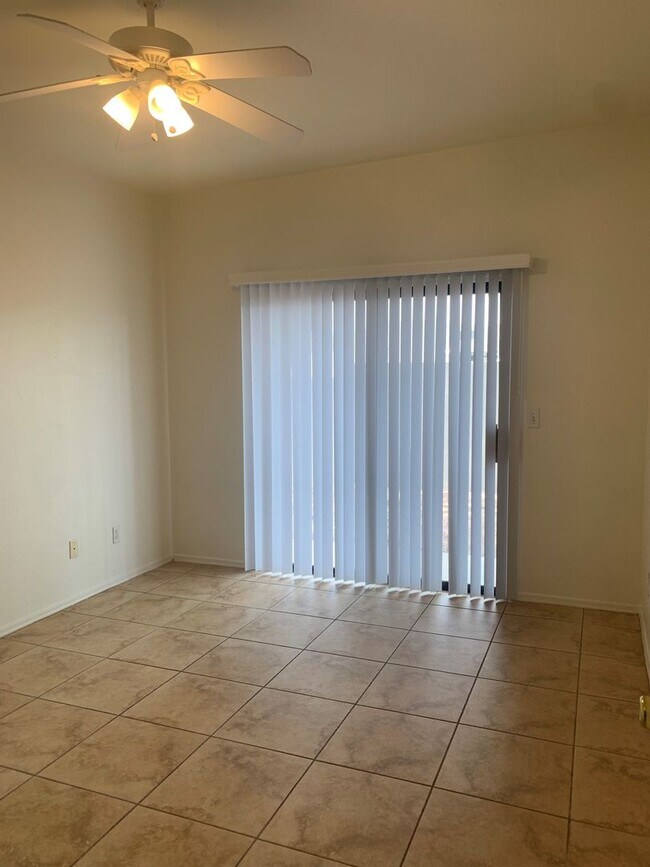 Building Photo - 9109 E Esperanza Dr