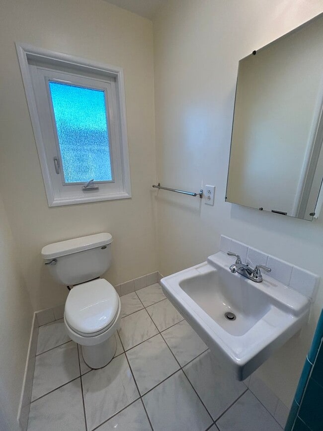 Building Photo - Adorable 5 Bedroom 3 Bathroom Orange Home Near Old Towne!