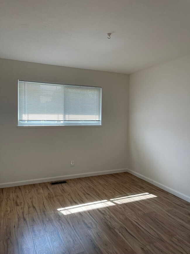 Building Photo - Newly renovated 3/2 Home in Quiet Neighbor...