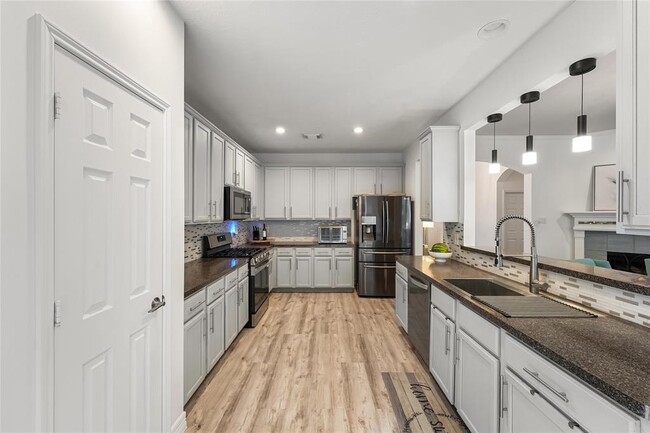 Building Photo - 16218 Woodbend Oaks Dr