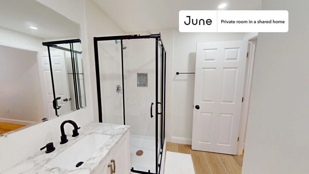 Building Photo - Private bedroom in 4 bed/2 bath Home