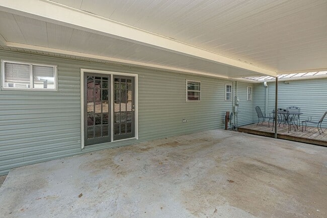 Building Photo - Newly Renovated - Move In Ready Home! 5 Bedrooms 3 Bathrooms