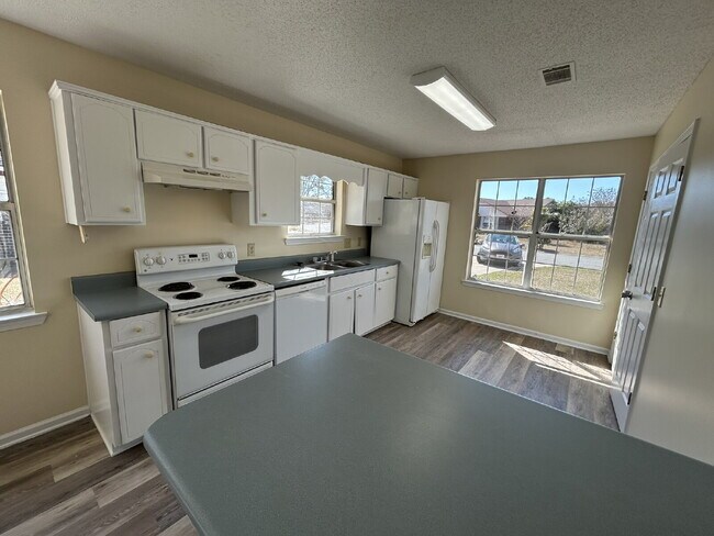 Building Photo - House for Rent