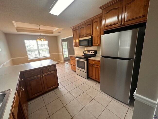 Building Photo - 123 Larkspur Ln