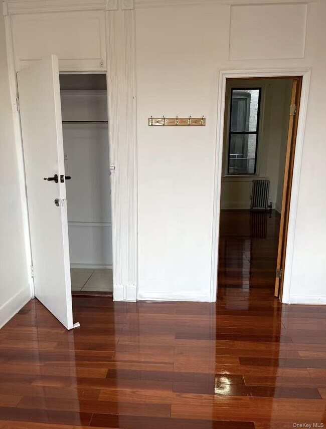 Building Photo - 185 Menahan St