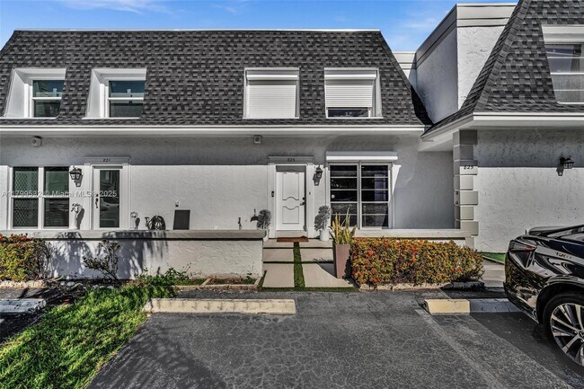Building Photo - 823 NE 26th Ave