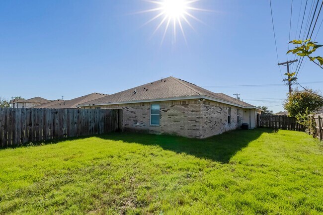 Building Photo - 2930 Saulsbury Dr