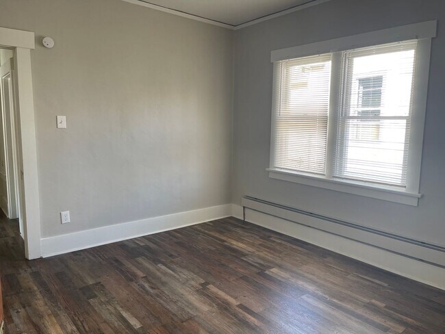 Building Photo - Pet Friendly 4 bedroom 1 bath