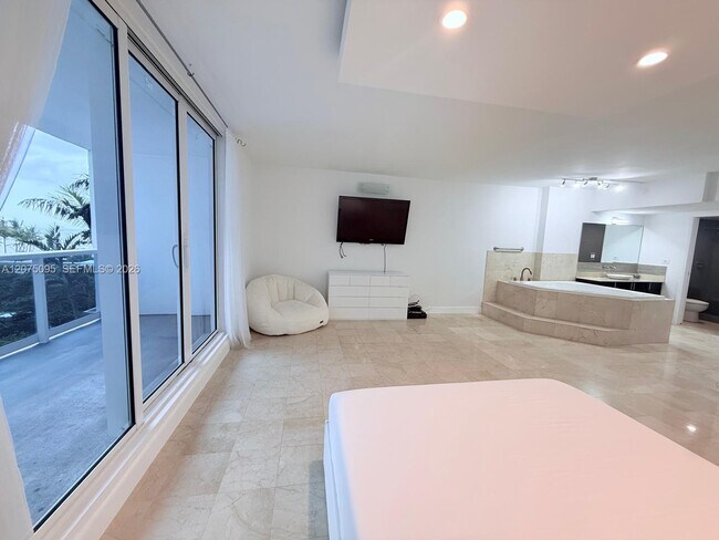 Building Photo - 2301 Collins Ave