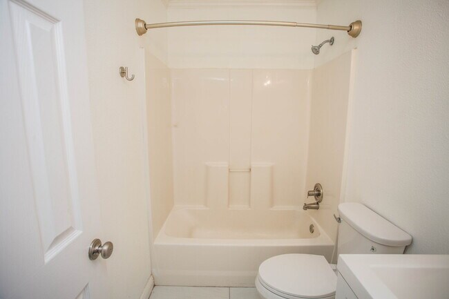 Building Photo - Move-In Ready! Stunning Home with Modern U...