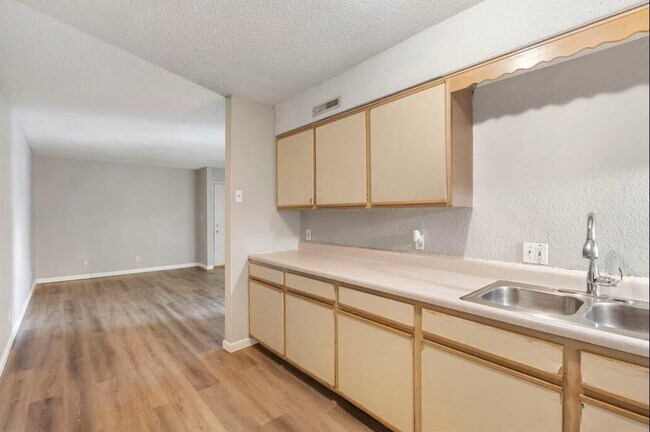 Building Photo - 865 S Douglas Ave