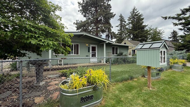 Building Photo - Charming 3-Bed 2bath Single-Level Home in ...