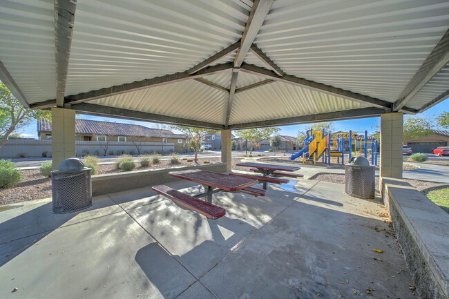 Building Photo - 7636 W Quail Track Dr