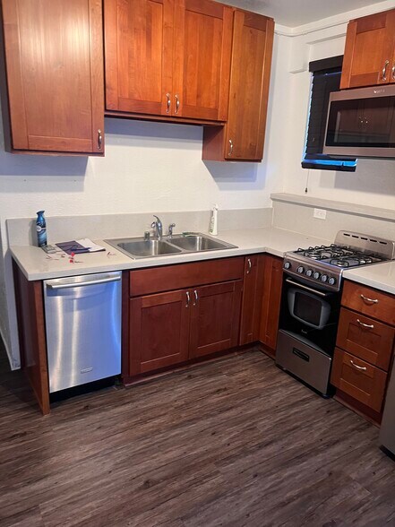 Kitchen with dishwasher, microwave, oven, fridge with ice maker - 708 Fruitvale Ave