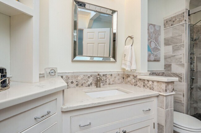Building Photo - Location & LUXURY in Bluewater Bay!!