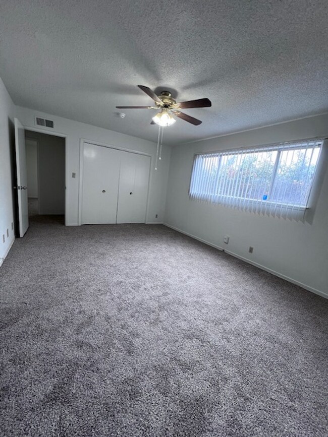 Building Photo - Hillside 3 Bed / 1 3/4 Bath Ranch Style Ho...