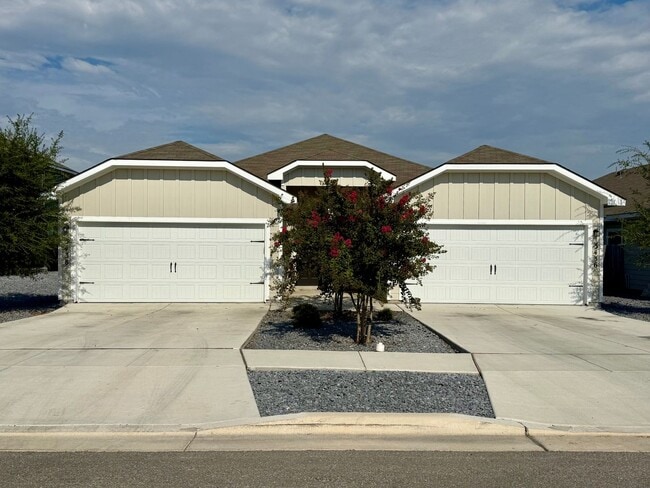Primary Photo - Luxury 3-bedroom, 2-bathroom Duplex in Seg...