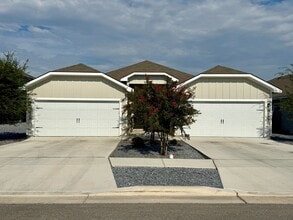 Building Photo - Luxury 3-bedroom, 2-bathroom Duplex in Seg...
