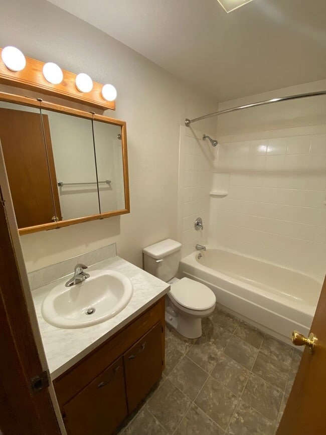 Building Photo - YAK017