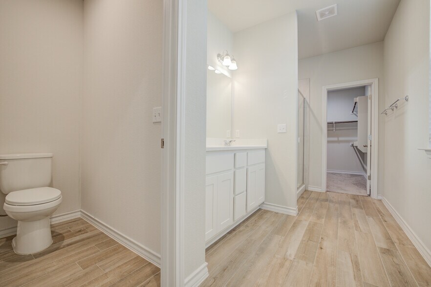 Primary Bath & Walk In Closet - 1602 Denesa Dr