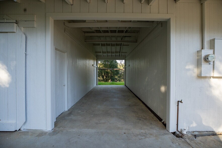 Building Photo - 384 Crazy Horse Canyon Rd