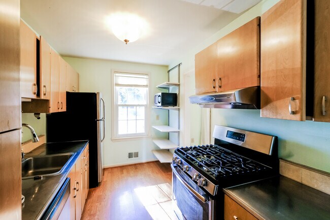 Building Photo - 647 Azalea Dr