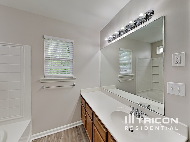 Building Photo - 2117 Clear Brook Dr