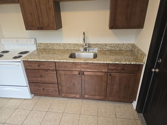 Building Photo - 2 Bedroom 1 bath off of Meeting st closed to the River District