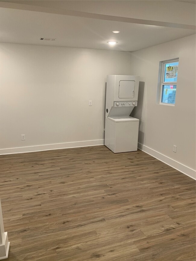 Building Photo - 548 Majestic St