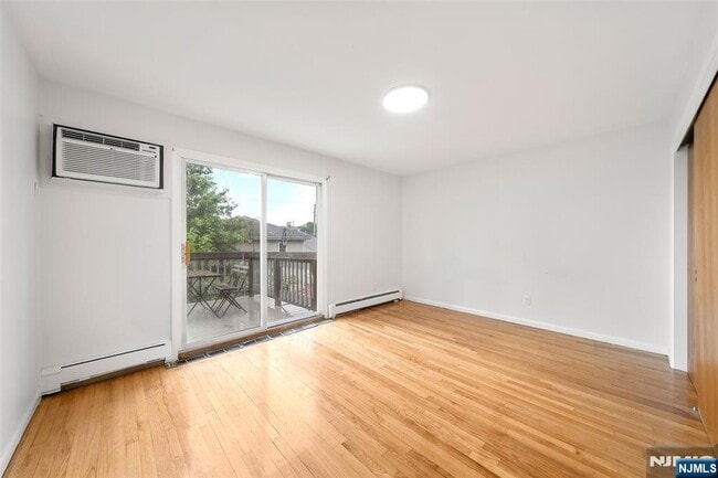 Building Photo - 209 8th St