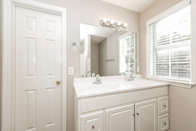 Building Photo - 705 Bell Trace Cove