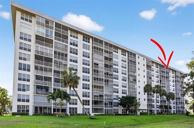 Building Photo - 605 Oaks Dr