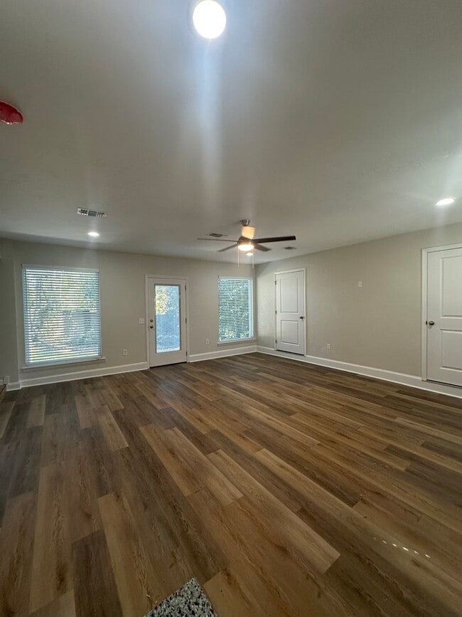 Building Photo - Newly remodeled 4/2 in the Eastgate Commun...