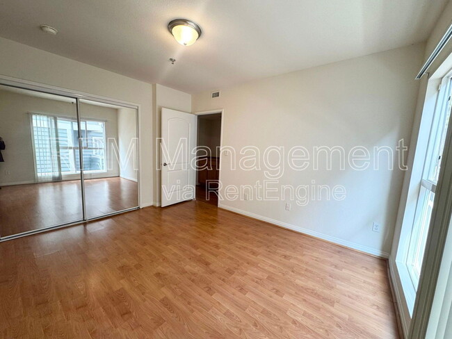 Building Photo - 843 Hayworth Ave
