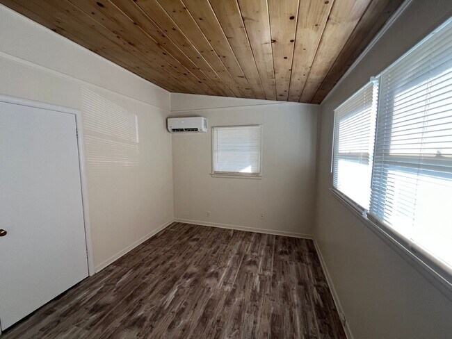 Building Photo - 4268-3t - 465/467 NE Baker