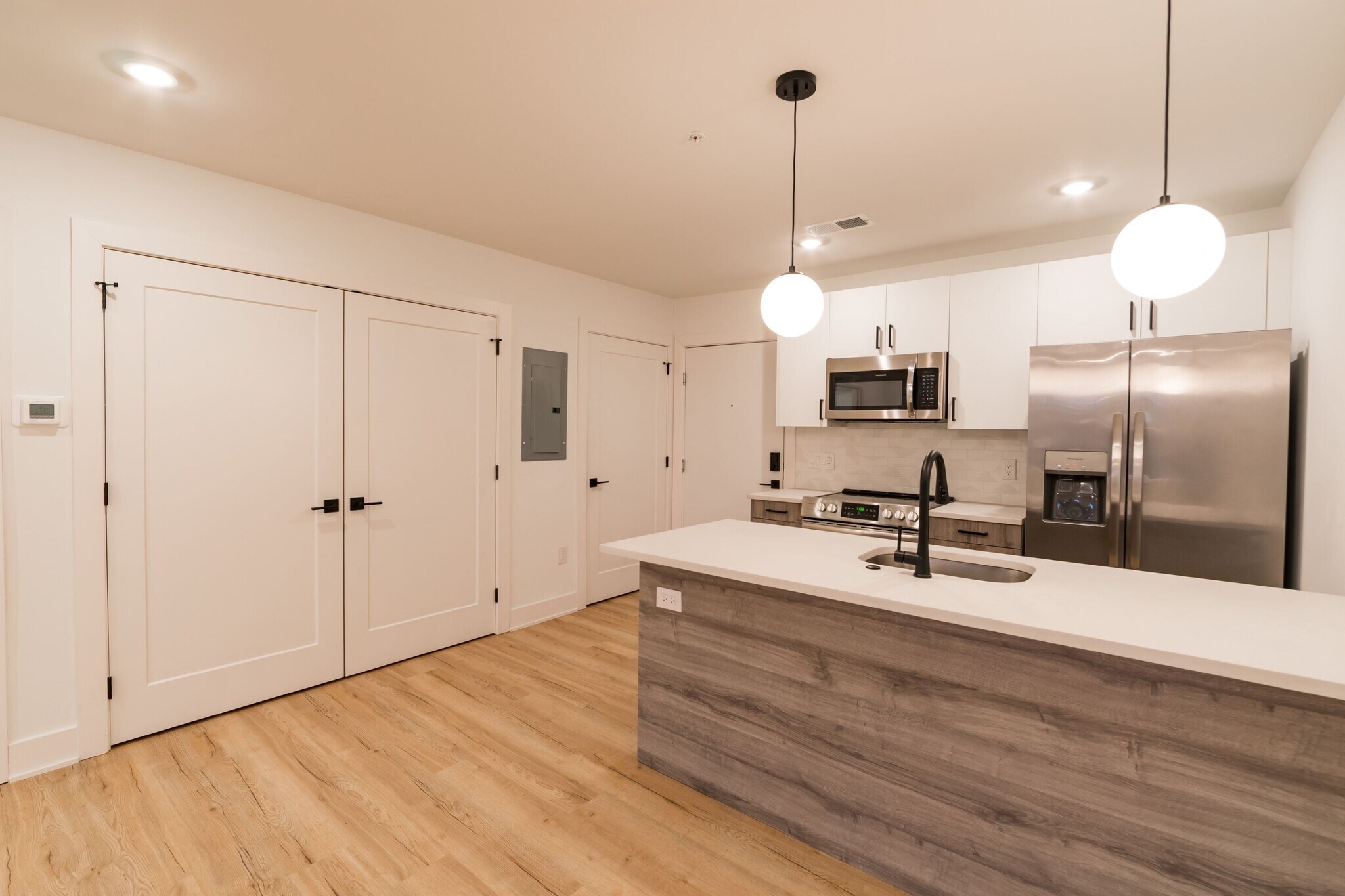 Building Photo - 629 W Girard Ave