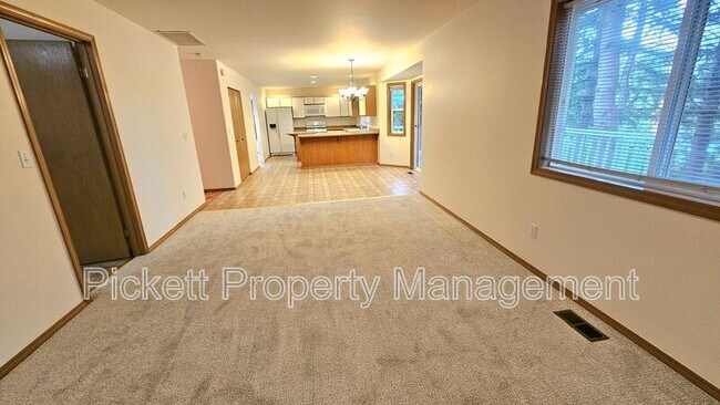 Building Photo - 12220 Ravena Pl NW