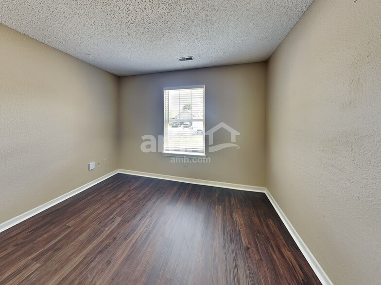 Building Photo - 412 E Pine Ridge Dr