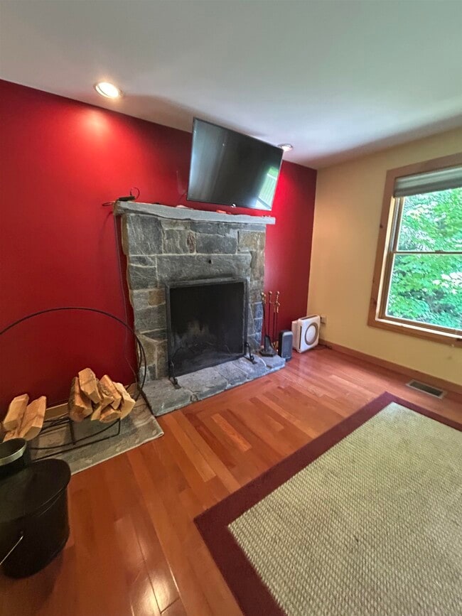 Building Photo - 1595 Healdville Rd