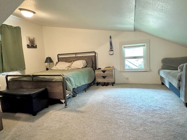Building Photo - Rose City Park Bungalow with Finished Atti...