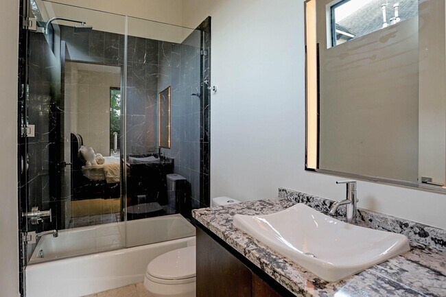 Building Photo - 721 E Creekside Dr