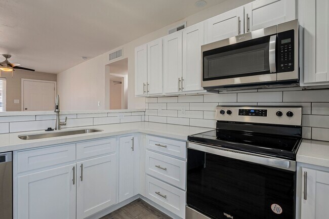 Building Photo - Fully remodeled Casita style apartment hom...
