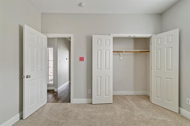 Building Photo - 14728 Riverside Dr