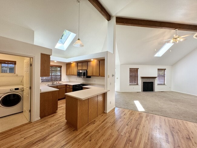 Building Photo - 260 Arnos St