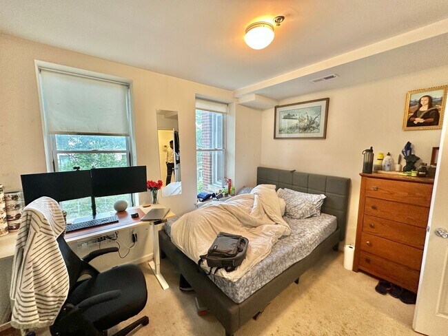 Building Photo - Great 2 bed 1 bath in Eckington/Bloomingda...